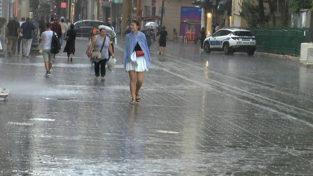 İstanbul'u sağanak vurdu. Mısır Çarşısı girişi sular altında, tramvay seferleri durdu 2